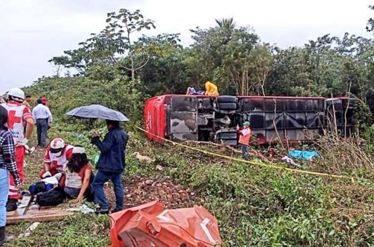 Autobús de pasajeros sufre accidente en carretera: reportan 8 muertos y 19 lesionados en Cancún