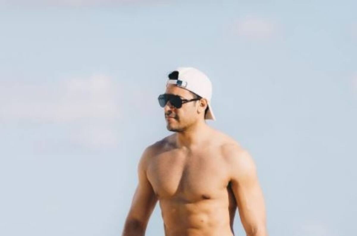 Carlos Rivera se muestra en la playa sin camisa y enloquece a sus fans