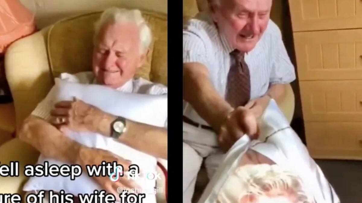Abuelito rompe en llanto al recibir almohada con rostro de su esposa fallecida y se hace viral| VIDEO