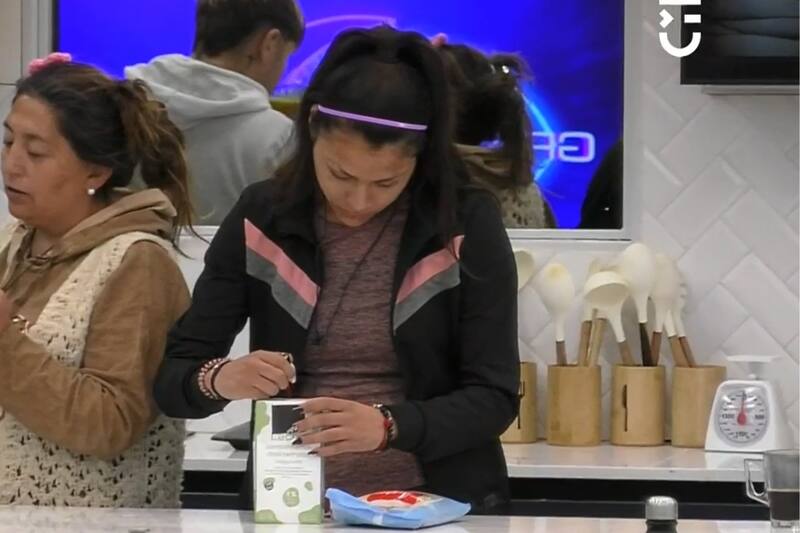 La jugadora de "Gran Hermano" Chile decidió marcar su comida luego de los reiterados intentos de robo de Sebastián Ramírez.