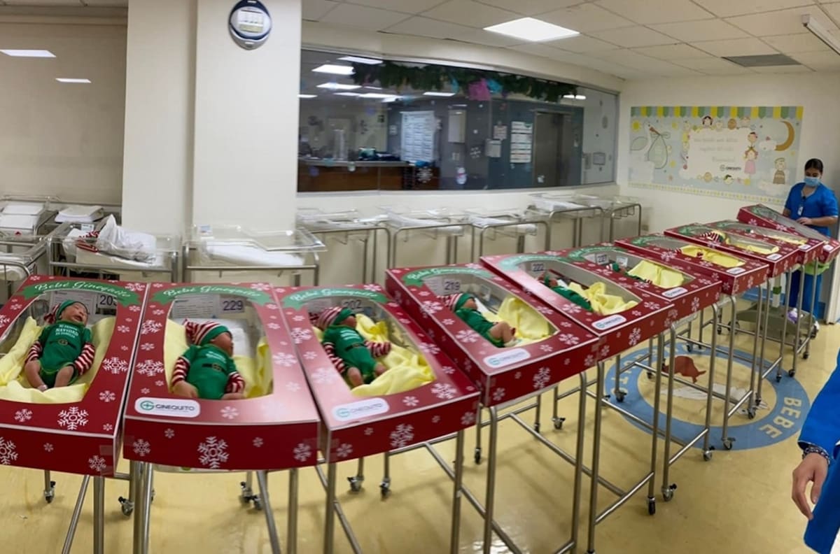 FOTOS: Hospital en Monterrey disfraza a recién nacidos de duendes navideños