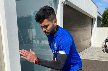 “Tecatito” Corona recibe su pasaporte portugués