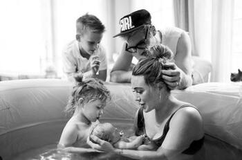 Hilary Duff comparte en redes su proceso de parto en casa