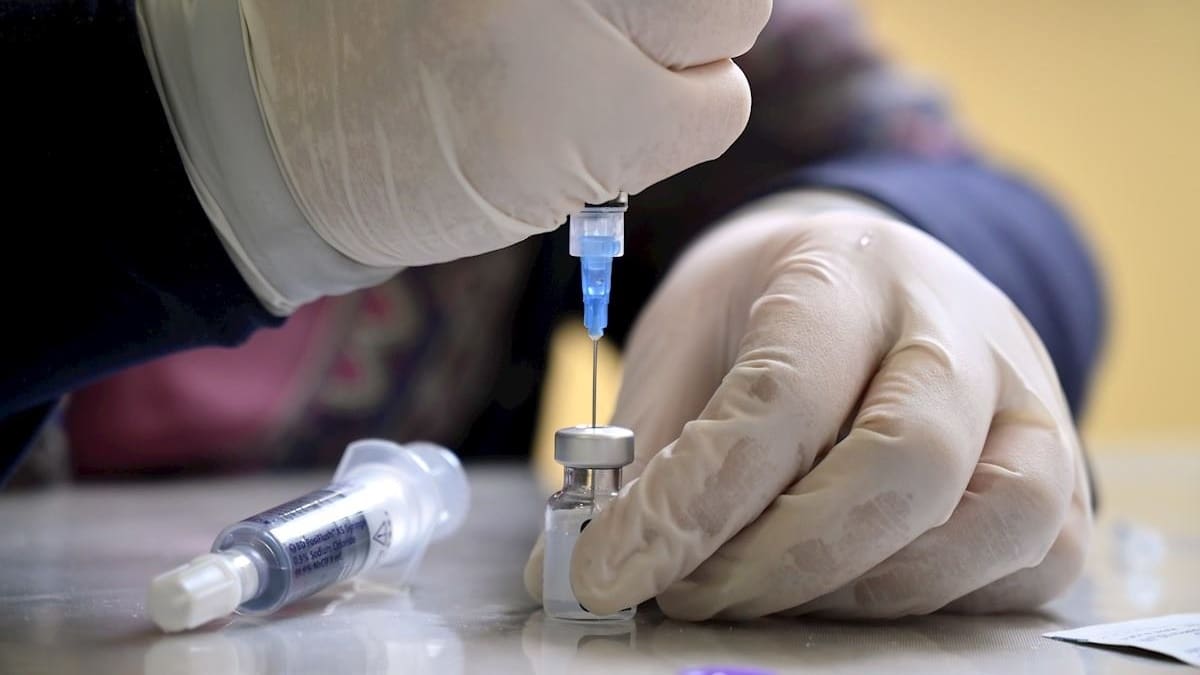 Evalúa Unión Europea relación de casos de miocarditis y pericarditis con vacuna de Pfizer
