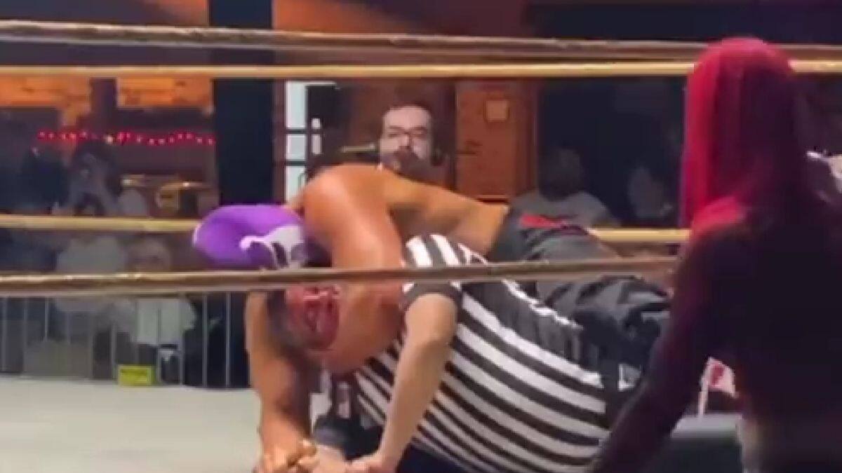 Video: Luchador apuñala a réferi en pleno ring en Estados Unidos