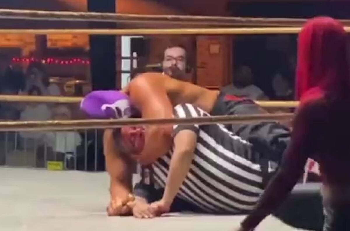 Video: Luchador apuñala a réferi en pleno ring en Estados Unidos
