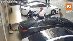 VIDEO | Mujer que tenía relaciones en un balcón, perdió el equilibrio y cayó sobre un vehículo