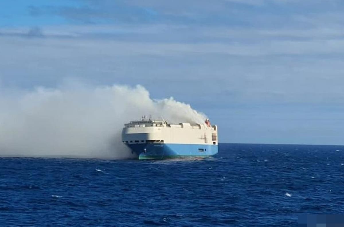 Barco se incendia y es abandonado en el mar: transportaba Porsches, Lamborghinis y Audis