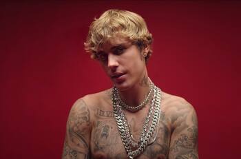 Justin Bieber es el primer artista masculino en debutar en la cima del Billboard Hot 100 y Top 200 en la misma semana