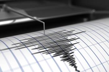 Terremoto de 7.3 sacude Indonesia; hay alerta de tsunami
