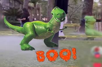 VIDEO | Niño se espanta con disfraz de T-Rex y se hace viral en TikTok