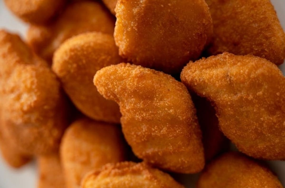 ¡Que no te engañen! Estos nuggets tienen todo menos pollo, según la Profeco
