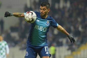 Tecatito Corona seguirá en el Porto, según su representante