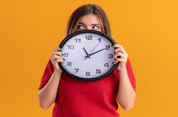 Adiós horario de verano, hola horario de invierno ¿Se adelanta o atrasa el reloj?