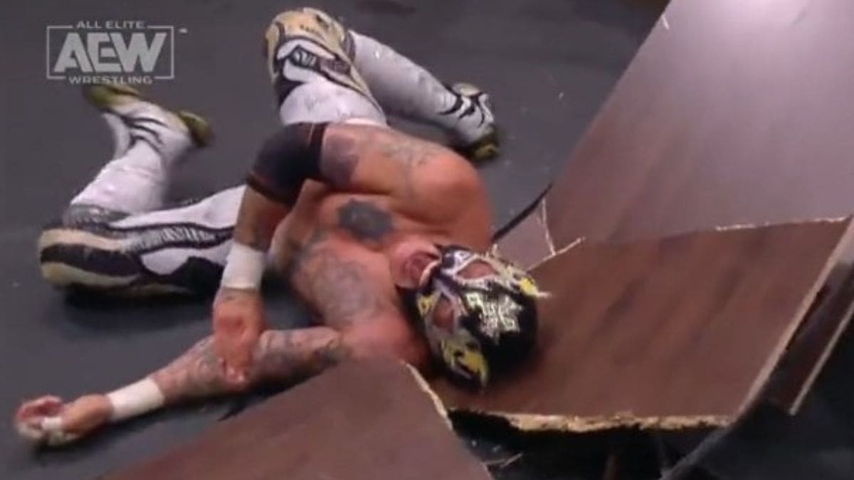 VIDEO: Rey Fénix sufrió una terrible lesión durante una función en AEW Dynamite