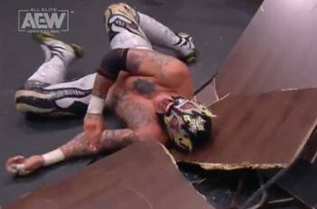 VIDEO: Rey Fénix sufrió una terrible lesión durante una función en AEW Dynamite