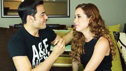 Cynthia Rodríguez le cantó románticamente a Carlos Rivera