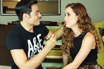 Cynthia Rodríguez le cantó románticamente a Carlos Rivera