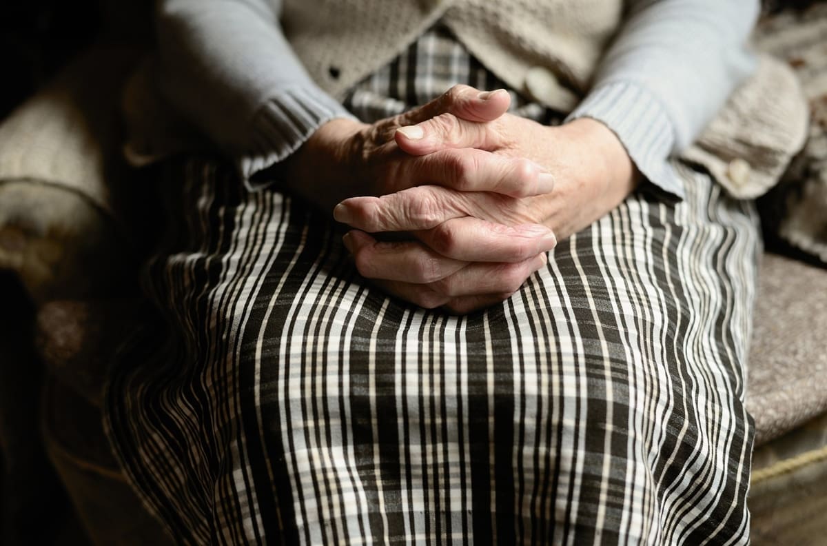Abuela denuncia a su propia hija por falta de pensión alimenticia a sus nietos y gana fuerte suma