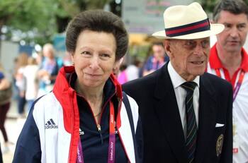 La princesa Ana caminó junto al príncipe Carlos como única mujer en la procesión fúnebre del príncipe Felipe