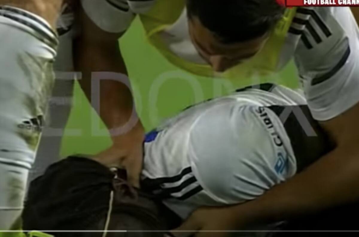 ¡De terror! Futbolista del Besiktas se desploma en pleno partido (video)