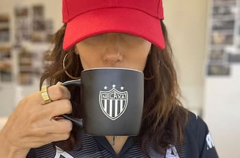 Mesut Özil y Eva Longoria presumieron ser nuevos socios del Necaxa