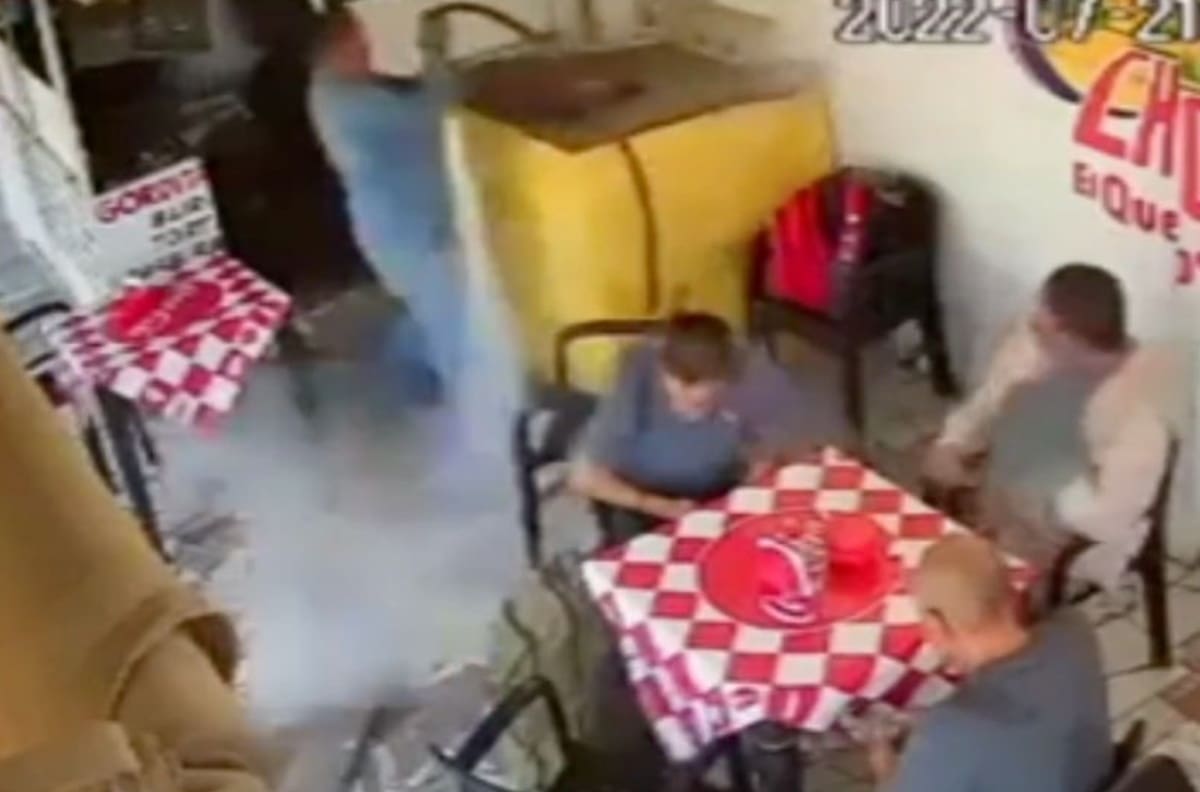 VIDEO | Repartidor de gas provoca fuerte incendio en puesto de gorditas