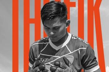 Video: Portero de Indonesia pierde la vida tras chocar con un rival en el campo