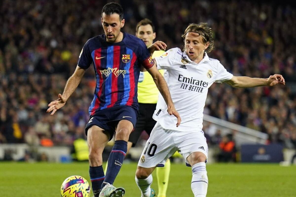 Sergio Busquets y Luka Modric en un partido entre el Barcelona y Real Madrid.