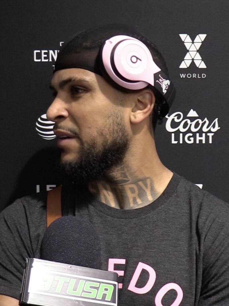 DeAndre Yedlin con los audífonos personalizados que le regaló Lionel Messi