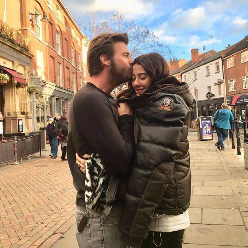 y su esposa, Başak Dizer