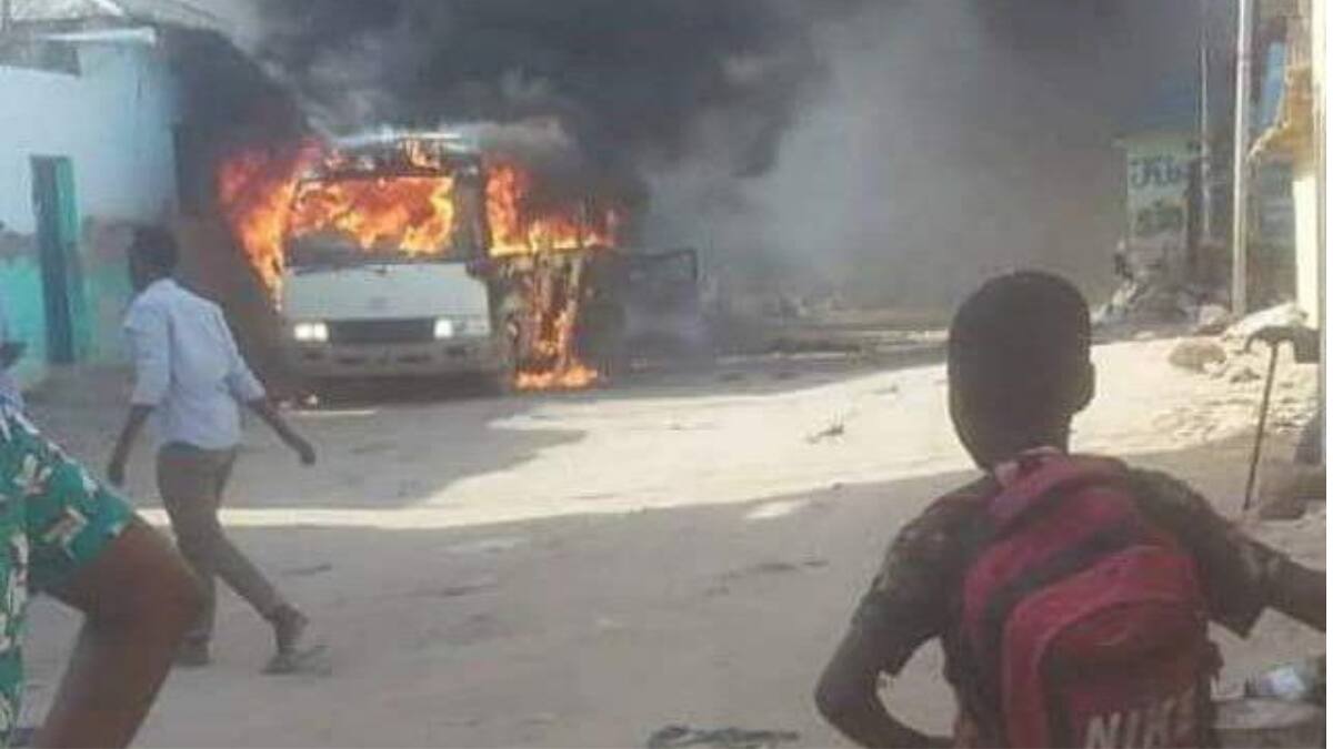 Mueren al menos 6 futbolistas en presunto atentado a autobús en Somalia