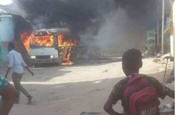 Mueren al menos 6 futbolistas en presunto atentado a autobús en Somalia