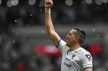 Funes Mori fue felicitado por el ‘Chupete’ Suazo tras romper su récord de goleador rayado