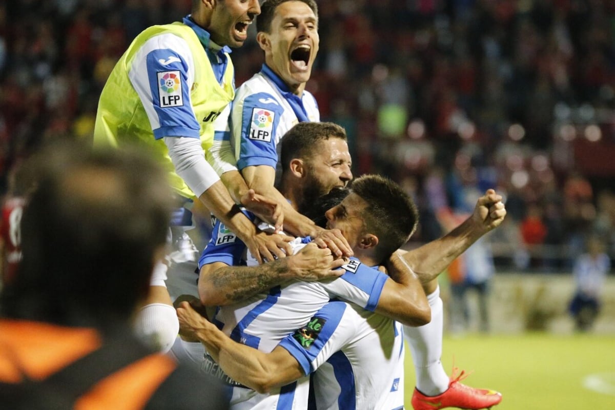Los jugadores del Club Leganés se abrazan tras anotar un gol.