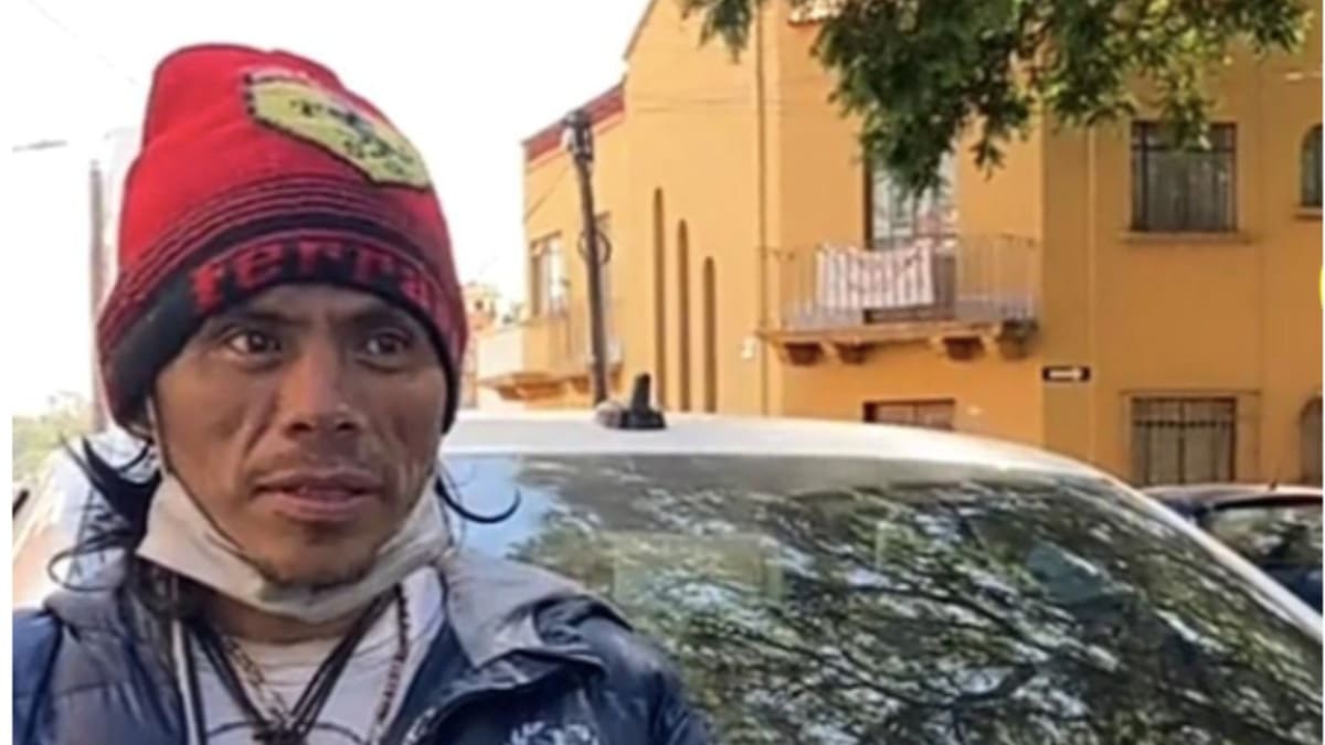 Video: tiktoker llora al recibir un regalo navideño de persona en situación de calle
