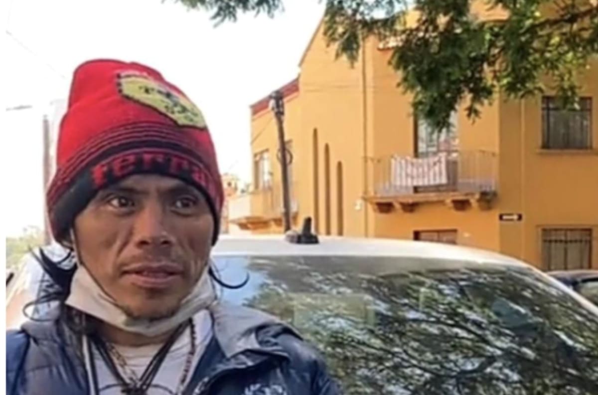Video: tiktoker llora al recibir un regalo navideño de persona en situación de calle