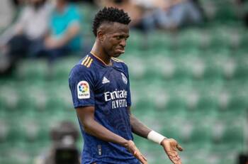 Vinicius no se rinde y manda flores a influencer mexicana