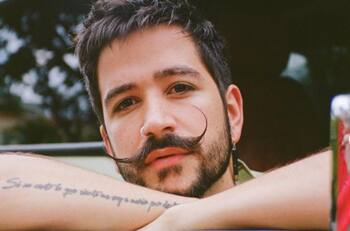 ¿Por qué Camilo usa el bigote así?