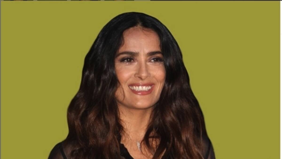 Salma Hayek regresa como presentadora de los Golden Globes, en el 2020 sorprendió con gran escote