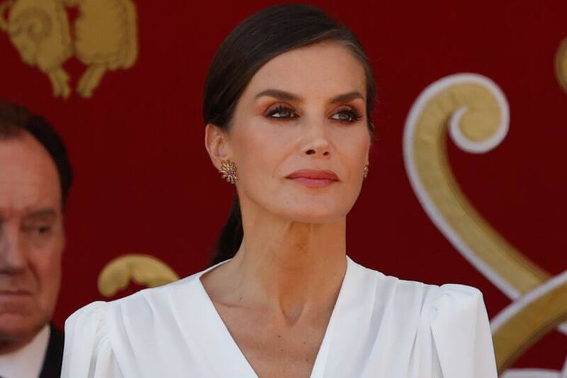 La reina Letizia luce un bolso artesanal en el desfile de las Fuerzas Armadas