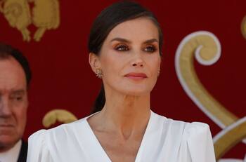 La reina Letizia luce un bolso artesanal en el desfile de las Fuerzas Armadas