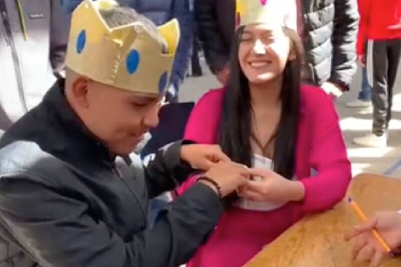 Profesora de bachillerato se casa con su alumno y se hace viral.