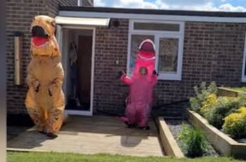 Video: A falta de mascarillas, madre e hija se disfrazaron de dinosaurios para abrazar a los abuelos