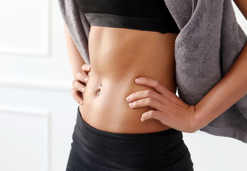 Conn estos sencillos ejercicios podrás conseguir un abdomen plano para luccir este verano. | Foto: Freepik Racool_studio