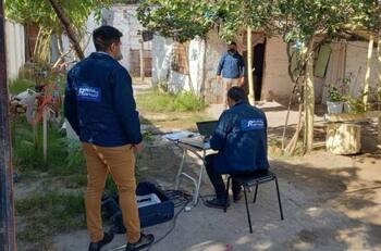 ¡Terrorífico! Hombre mató a su expareja por celos y acostó a la hija de ambos junto al cadáver