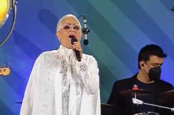 Eugenia León cantó en la mañanera de AMLO por “festival” de Día de la Madre