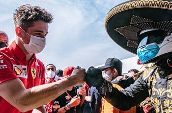 El festejo de Checo Pérez con su padre conmovió a Charles Leclerc