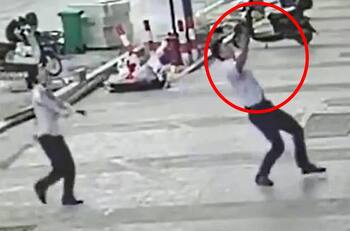 VIDEO | Un hombre salvó a una niña de morir tras caer de un quinto piso en China