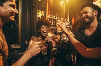 Los 5 signos que más disfrutan ir a bares